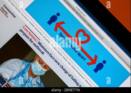 Annunci di informazione pubblica con le indicazioni per rimanere a 2 metri di distanza; sotto è un articolo che mostra una foto di un infermiere con una maschera. Foto Stock