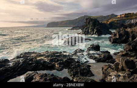 Paesaggio costiero nelle Azzorre al tramonto. Bellissimo posto sull'oceano Foto Stock