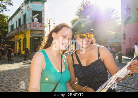 Due amiche che guardano la mappa della città di la Boca / Buenos Aires Foto Stock