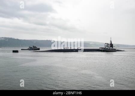 SILVERDALE, Washington (2 maggio 2020) l'equipaggio d'oro del sottomarino balistico-missile USS Maine (SSBN 741) della classe Ohio ha ufficialmente restituito la barca al servizio strategico, quando recentemente hanno schierato sulla loro prima pattuglia in più di tre anni. Il 2020 segna il 25° anniversario della USS Maine dalla messa in servizio ed è anche lo stato del bicentenario del Maine. (STATI UNITI Foto Navy di Mass Communication Specialist prima Classe Andrea Perez/rilasciata) Foto Stock