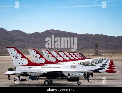 Lo squadrone di dimostrazione dell'aria delle forze aeree degli Stati Uniti "Thunderbirds" passa attraverso controlli a terra in preparazione per i voli di San Antonio e Austin, 13 maggio 2020. I voli sono stati parte di America strong; un saluto collaborativo da parte dell'aeronautica e della marina per riconoscere gli operatori sanitari, i soccorritori, militari e altro personale essenziale, mentre si levano in piedi in solidarietà con tutti gli americani durante la pandemia COVID-19. (STATI UNITI Air Force Photo/Tech. SGT. Ned T. Johnston) Foto Stock