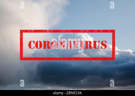 Coronavirus rosso segno timbro su grandi nuvole blu chiaro cumulo con argento rivestimento cielo sfondo Foto Stock