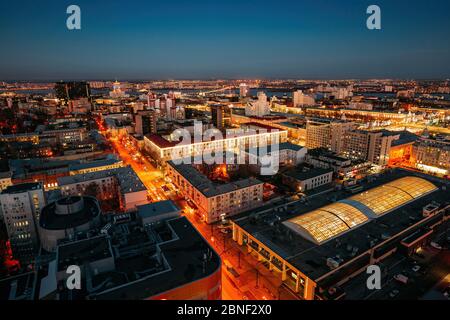 Notte skyline di Voronezh, vista aerea dal tetto Foto Stock