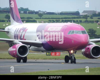 HA-LPM, un Airbus A320-232 gestito dalla compagnia aerea a basso costo Wizz Air, all'aeroporto internazionale di Prestwick in Ayrshire, Scozia. Foto Stock