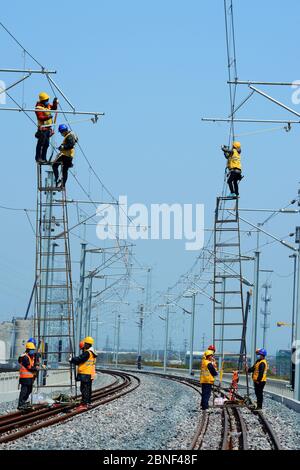 I lavoratori costruiscono la ferrovia o esaminano le strutture durante la parte Taicang della ferrovia di Shanghai-Nantong alla città di Liuhe, a livello della contea di Taicang Foto Stock