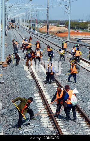 I lavoratori costruiscono la ferrovia o esaminano le strutture durante la parte Taicang della ferrovia di Shanghai-Nantong alla città di Liuhe, a livello della contea di Taicang Foto Stock