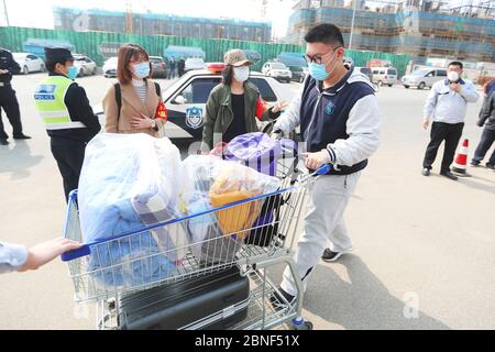 Gli studenti dell'anno superiore a Qingdao tornano a scuola e ricominciare le lezioni per la prima volta dopo il blocco. Al cancello anteriore della scuola Qingdao NO.9, Foto Stock