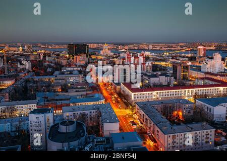 Notte Voronezh centro, vista aerea dal tetto Foto Stock