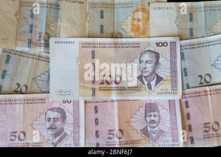 Colpo di primo piano delle banconote della valuta della Bosnia-Erzegovina spargere sulla superficie Foto Stock