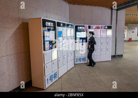 Un armadio self-pick-up che mantiene il cibo consegnato ai clienti ed evitare l'interazione tra i clienti e i deliverymen si presenta a Shanghai, Cina, 1 Foto Stock