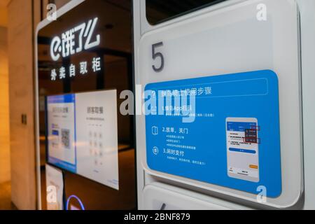 Un armadio self-pick-up che mantiene il cibo consegnato ai clienti ed evitare l'interazione tra i clienti e i deliverymen si presenta a Shanghai, Cina, 1 Foto Stock