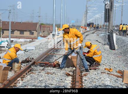 I lavoratori costruiscono la ferrovia o esaminano le strutture durante la parte Taicang della ferrovia di Shanghai-Nantong alla città di Liuhe, a livello della contea di Taicang Foto Stock