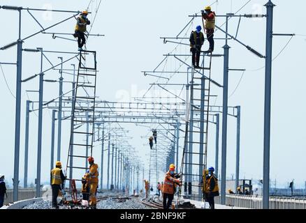 I lavoratori costruiscono la ferrovia o esaminano le strutture durante la parte Taicang della ferrovia di Shanghai-Nantong alla città di Liuhe, a livello della contea di Taicang Foto Stock