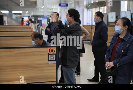 Peopl guarda i posti di lavoro in una fiera di carriera nella città di Zhoushan, nella provincia di Zhejiang, nella Cina orientale, il 18 aprile 2020. Foto Stock