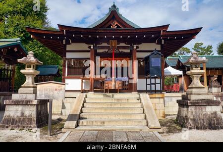 KYOTO, GIAPPONE - 17 OTTOBRE 2019: La vista del Santuario Shikichi-jinja (Wara-tenjin) Haiden, la sala di culto o oratorio. Kyoto. Giappone Foto Stock