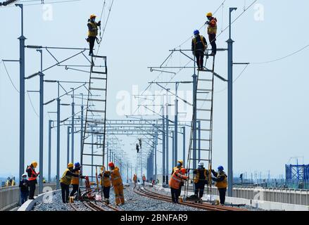 I lavoratori costruiscono la ferrovia o esaminano le strutture durante la parte Taicang della ferrovia di Shanghai-Nantong alla città di Liuhe, a livello della contea di Taicang Foto Stock