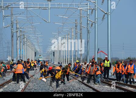 I lavoratori costruiscono la ferrovia o esaminano le strutture durante la parte Taicang della ferrovia di Shanghai-Nantong alla città di Liuhe, a livello della contea di Taicang Foto Stock