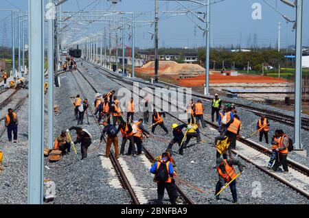 I lavoratori costruiscono la ferrovia o esaminano le strutture durante la parte Taicang della ferrovia di Shanghai-Nantong alla città di Liuhe, a livello della contea di Taicang Foto Stock