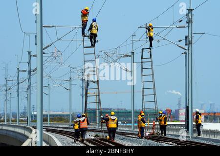 I lavoratori costruiscono la ferrovia o esaminano le strutture durante la parte Taicang della ferrovia di Shanghai-Nantong alla città di Liuhe, a livello della contea di Taicang Foto Stock