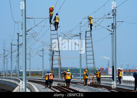 I lavoratori costruiscono la ferrovia o esaminano le strutture durante la parte Taicang della ferrovia di Shanghai-Nantong alla città di Liuhe, a livello della contea di Taicang Foto Stock