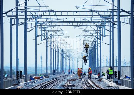 I lavoratori costruiscono la ferrovia o esaminano le strutture durante la parte Taicang della ferrovia di Shanghai-Nantong alla città di Liuhe, a livello della contea di Taicang Foto Stock