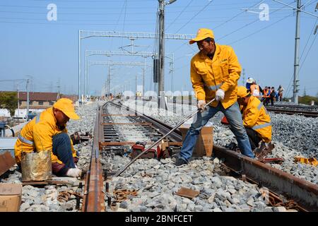 I lavoratori costruiscono la ferrovia o esaminano le strutture durante la parte Taicang della ferrovia di Shanghai-Nantong alla città di Liuhe, a livello della contea di Taicang Foto Stock