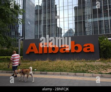 --FILE--UN pedone cammina oltre la sede di Alibaba a Pechino, Cina, 25 luglio 2019. *** Local Caption *** fachaoshi Foto Stock