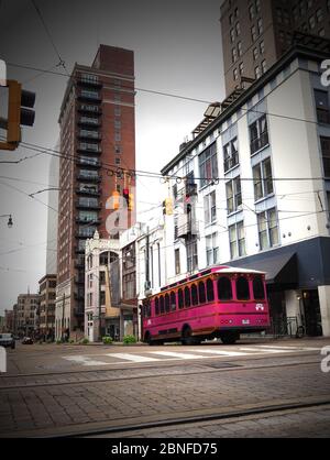 MEMPHIS, TENNESSEE - 22 LUGLIO 2019: Un autobus rosa per tram di Main Street trasporta i passeggeri lungo Madison Avenue nel centro di Memphis, Tennessee, su una strada stregata Foto Stock