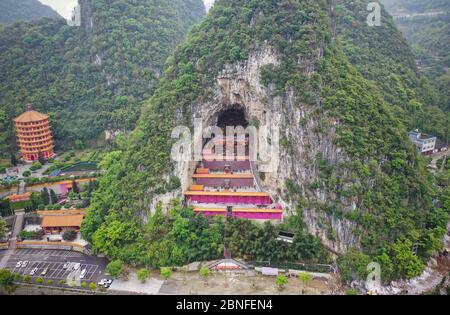 Una vista aerea di un tempio buddista di 400 anni, che può ospitare oltre 10 mila persone, situato nella montagna, Qianxinan Buyei e Miao Aut Foto Stock
