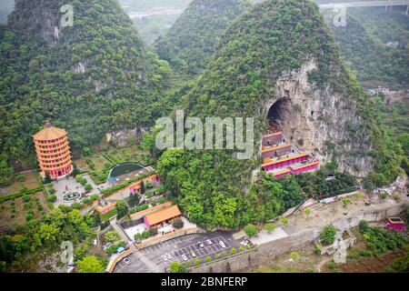 Una vista aerea di un tempio buddista di 400 anni, che può ospitare oltre 10 mila persone, situato nella montagna, Qianxinan Buyei e Miao Aut Foto Stock