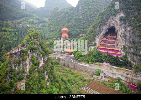 Una vista aerea di un tempio buddista di 400 anni, che può ospitare oltre 10 mila persone, situato nella montagna, Qianxinan Buyei e Miao Aut Foto Stock