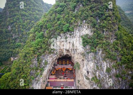 Una vista aerea di un tempio buddista di 400 anni, che può ospitare oltre 10 mila persone, situato nella montagna, Qianxinan Buyei e Miao Aut Foto Stock