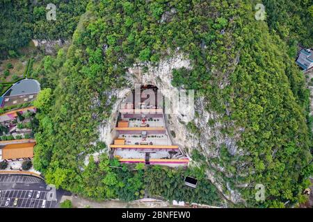 Una vista aerea di un tempio buddista di 400 anni, che può ospitare oltre 10 mila persone, situato nella montagna, Qianxinan Buyei e Miao Aut Foto Stock