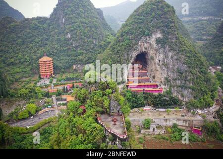 Una vista aerea di un tempio buddista di 400 anni, che può ospitare oltre 10 mila persone, situato nella montagna, Qianxinan Buyei e Miao Aut Foto Stock