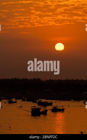 Silhouette del ponte Cau Cua a Hoi An, Vietnam al tramonto Foto Stock