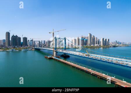 Una vista aerea del Ponte di Fengchu, che si trova sul Fiume Han, un affluente sinistro del Fiume Yangtze, in costruzione, la citta' di Xiangyang, il Centro della Cina centrale Foto Stock