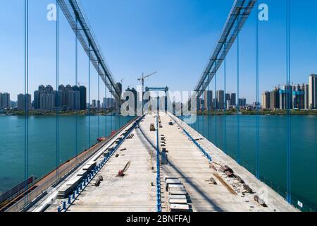 Una vista aerea del Ponte di Fengchu, che si trova sul Fiume Han, un affluente sinistro del Fiume Yangtze, in costruzione, la citta' di Xiangyang, il Centro della Cina centrale Foto Stock