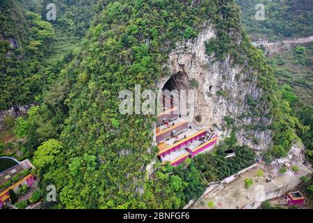 Una vista aerea di un tempio buddista di 400 anni, che può ospitare oltre 10 mila persone, situato nella montagna, Qianxinan Buyei e Miao Aut Foto Stock