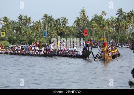 I rosciccianti durante l'annuale gara di barche del Trofeo Nehru ad Alleppey, Kerala Foto Stock