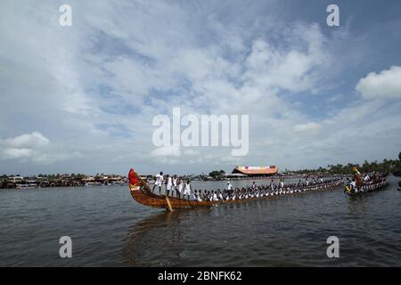 I rosciccianti durante l'annuale gara di barche del Trofeo Nehru ad Alleppey, Kerala Foto Stock