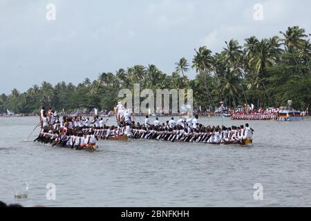 I rosciccianti durante l'annuale gara di barche del Trofeo Nehru ad Alleppey, Kerala Foto Stock