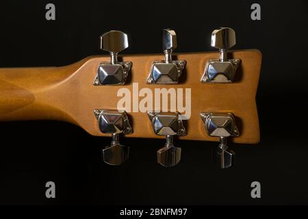 Testa di chitarra acustica a sei corde Foto Stock