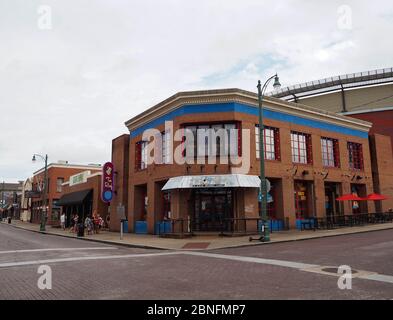 MEMPHIS, TENNESSEE - 22 LUGLIO 2019: Locale di musica e bar Tin Roof all'angolo tra Beale Street e Rufus Thomas Boulevard nel pomeriggio estivo. Foto Stock
