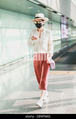 L'attrice cinese e cantante Zhang Jiani o Jenny Zhang arriva ad un aeroporto di Chengdu prima della partenza nella città di Chengdu, provincia sudoccidentale della Cina Foto Stock