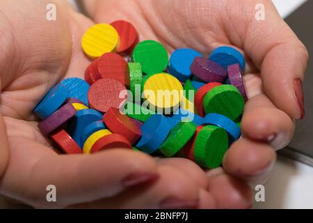 chip di gioco in mani Foto Stock