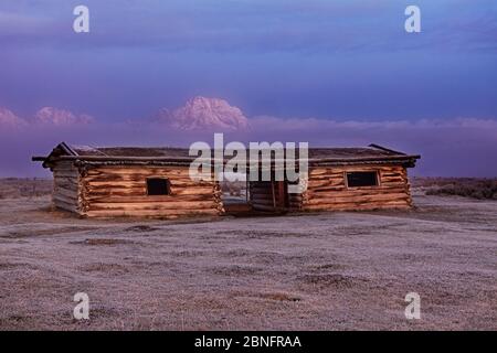 WY04318-00....WYOMING - Alba in una mattinata foggosa a Cunningham Cabain luogo storico con la catena del Teton in mysty sfondo a Grand Teton Nati Foto Stock