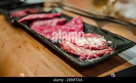 La disposizione di manzo fresco di wagyu preparato per vendere al cliente in Giappone. Il più alto grado di carne di marbling A5 per menu barbecue e vendere in giapponese Foto Stock