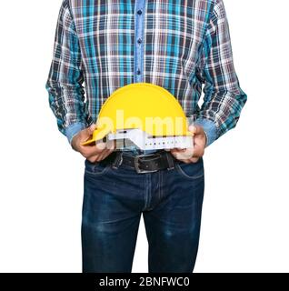 L'ingegnere d'affari tiene il casco di sicurezza giallo plastica e indossa la camicia striata blu Su sfondo bianco concetto di costruzione Foto Stock