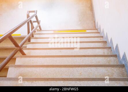 Piano terrazzo scale passerella verso il basso. Selezionare la messa a fuoco con profondità di campo ridotta. Foto Stock