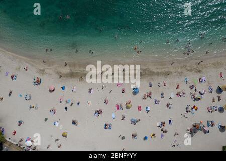 Pechino, Cina. 14 maggio 2020. La foto aerea scattata il 14 maggio 2020 mostra le persone che godono del sole sulla spiaggia pubblica di Alimos, a sud di Atene, Grecia. Mercoledì la Grecia ha annunciato che a partire dal maggio 16 le 515 spiagge organizzate del paese si apriranno sotto restrizioni per evitare il sovraffollamento. Credit: Lefteris Partsalis/Xinhua/Alamy Live News Foto Stock